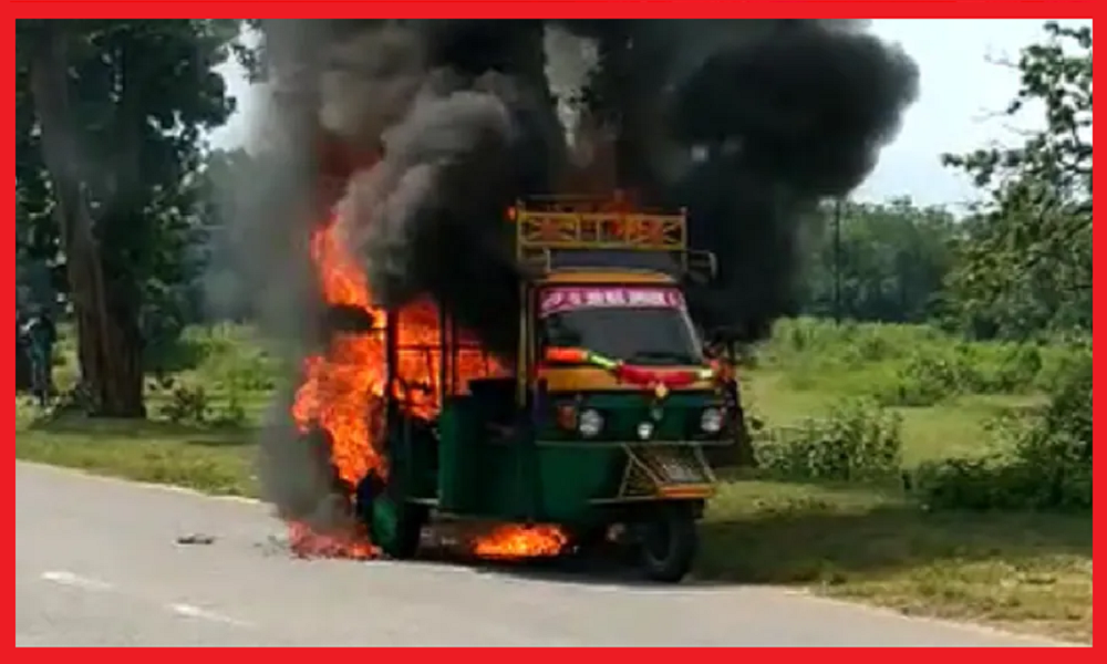 Jharkhand News: A sudden fire broke out in a moving auto in Hazaribagh, driver saved his life by running away