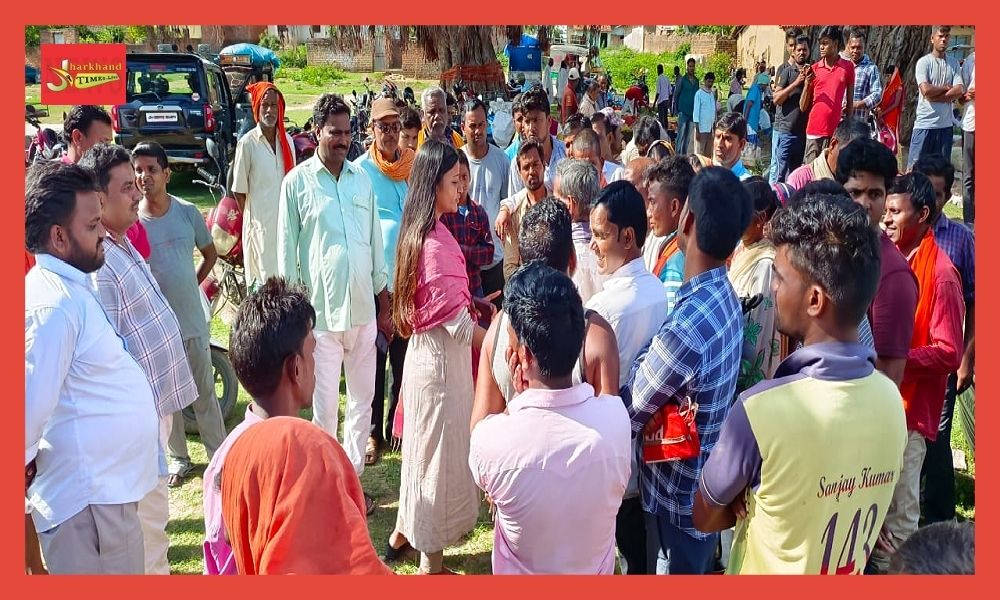 Amba Prasad, MLA of Chatti Bariatu Panchayat of Keredari block visited